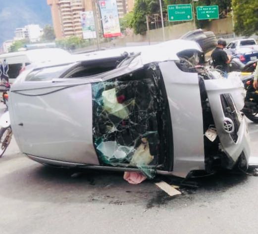 Delincuente volcó vehículo que había robado y arrolló a un Polibaruta (Fotos)