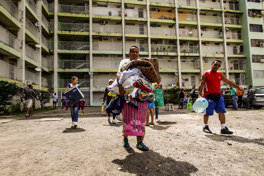 Residentes de edificios afectados por sismo en Guayana desalojan sus apartamentos por temor a réplicas