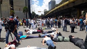 Trabajadores del Hospital JM de Los Ríos trancan La Candelaria y “escriben” SOS con sus cuerpos (Fotos)