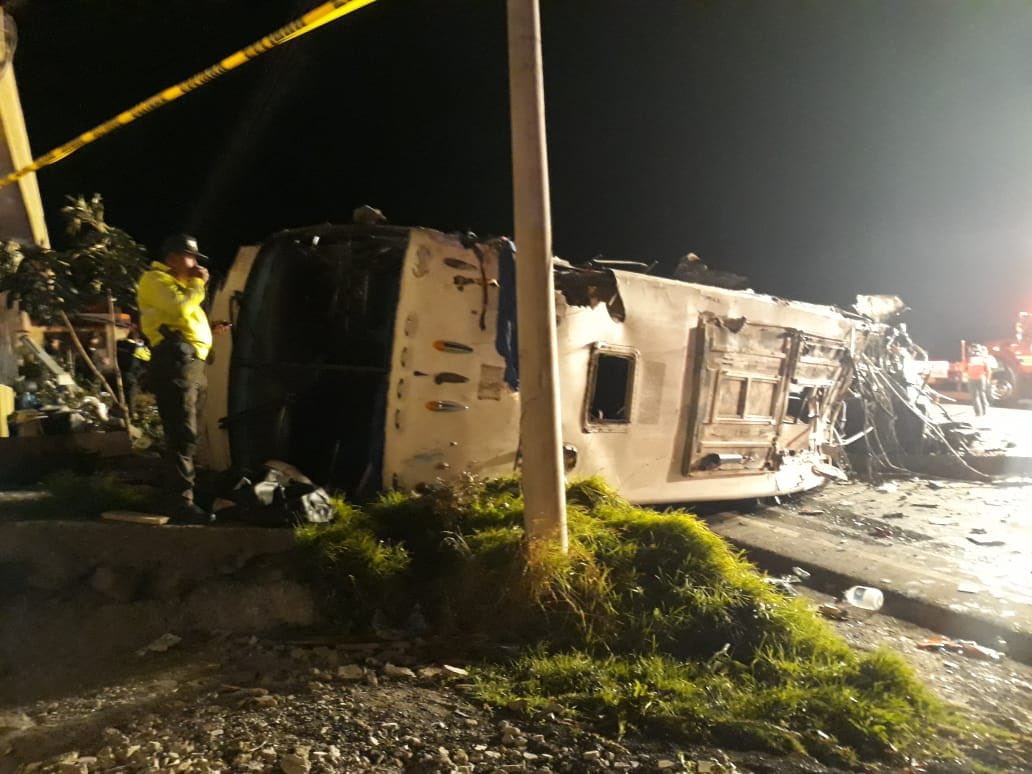 Al menos 23 muertos y 18 heridos tras accidente de bus en Ecuador