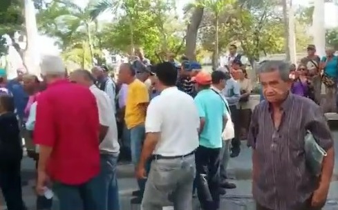 ¿Amor mayor? Les sacaron los perros a pensionados que protestaban frente al BCV en Maracaibo (VIDEO)