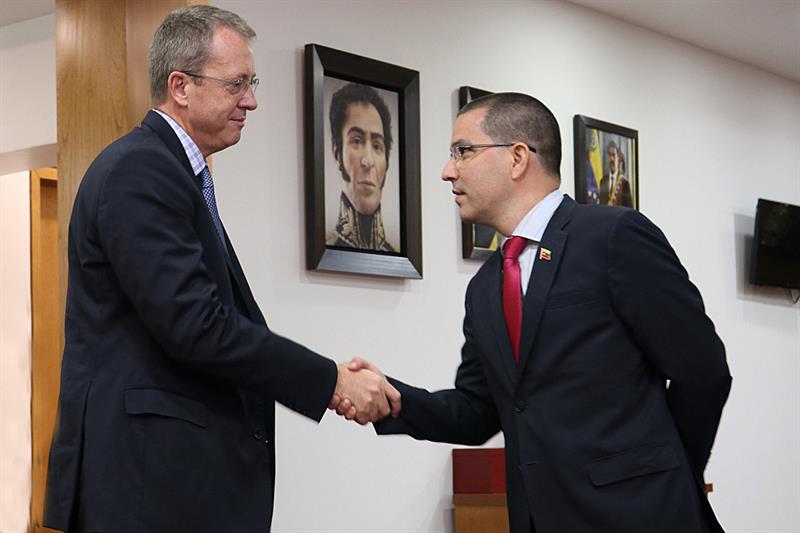 Arreaza se reúne con diplomático de EEUU y pide apoyo por atentado a Maduro