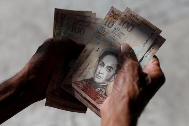 ¡Para esto quedaron los bolívares fuertes! Fotógrafa venezolana muestra el lado artístico de los billetes devaluados