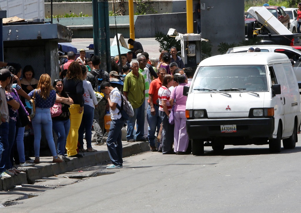 “Piratas” invaden rutas de transporte en Caracas