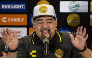 ¿Rascado o drogado? Maradona hizo nuevamente de las suyas en la rueda de prensa de su presentación (Video)