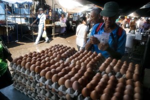 El lujo de comprar huevos en Venezuela (Video)