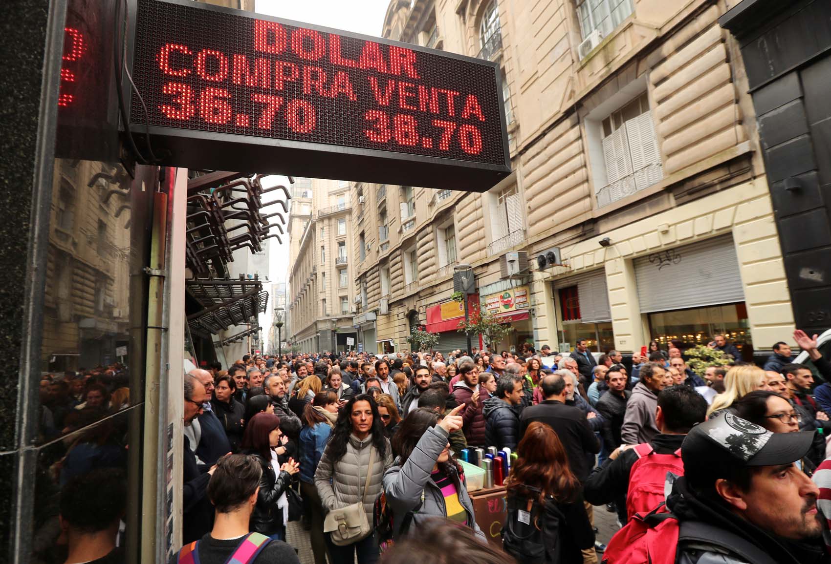 Peso argentino cae por desconfianza en que prosperen anuncios del Gobierno