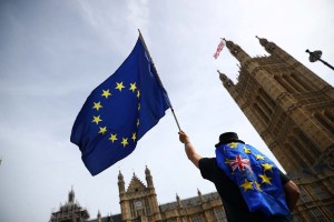 La Unión Europea rechaza reabrir acuerdo del Brexit con próximo mandatario británico