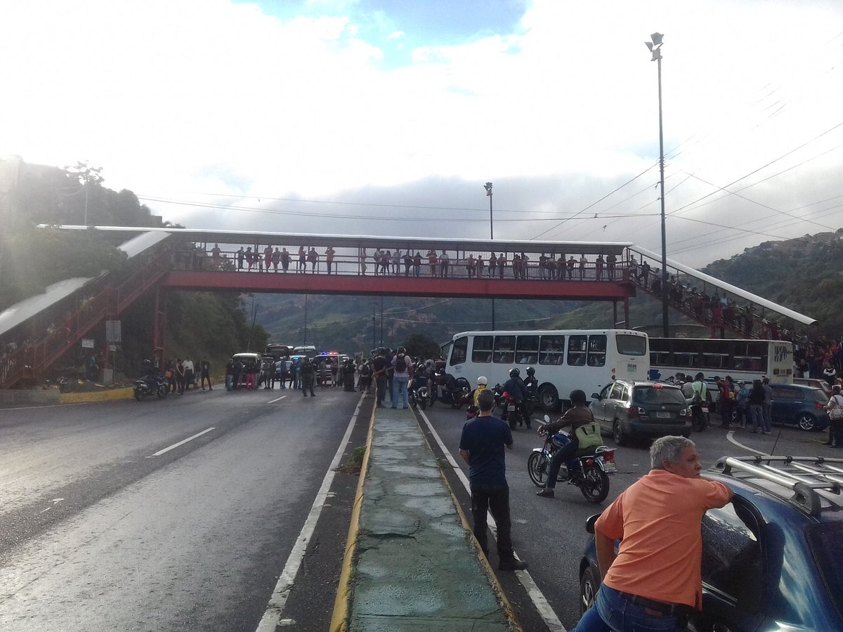 Retraso en la autopista Caracas-La Guaira por protesta #19Sep