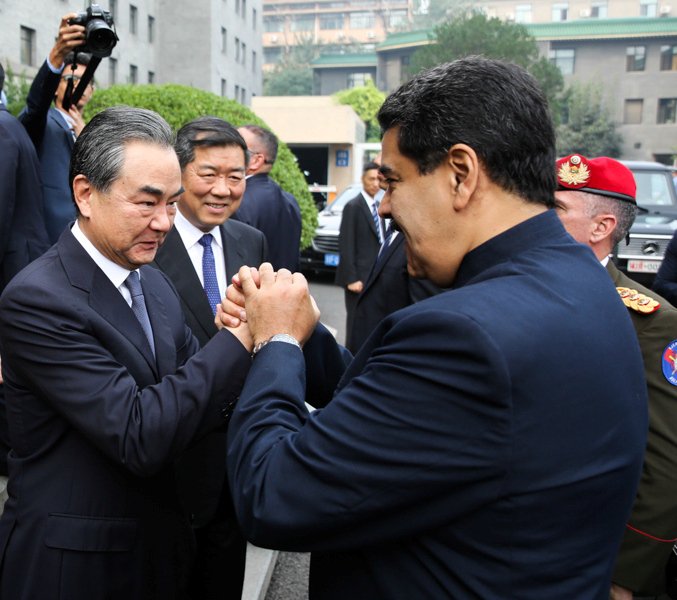Maduro aumenta deuda con China: Entrega campos petroleros y mineros