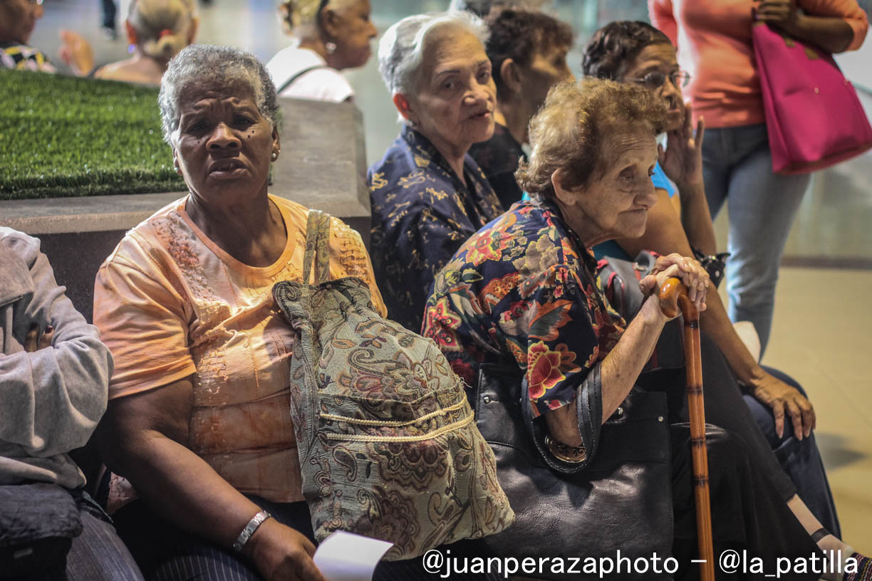 Millón y medio de pensionados en Venezuela no han cobrado por falta de tarjetas de débito