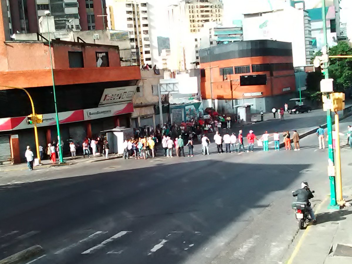 Pensionados exigen que abran el banco Bicentenario en San Martín #1Sep