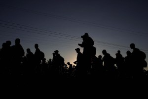 Patrulla Fronteriza de Texas detuvo a más de 20 migrantes tras usar un tren para ingresar a EEUU