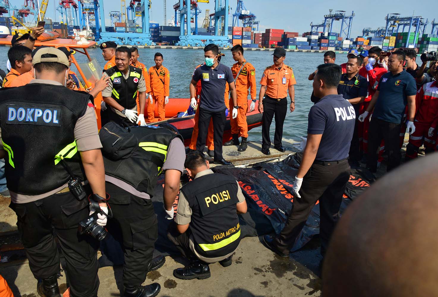 Las impactantes imágenes de los restos del avión de Lion Air que se estrelló en Indonesia (Fotos)
