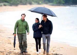 Harry y Meghan visitan playa de Nueva Zelanda en última parada de gira por el Pacífico