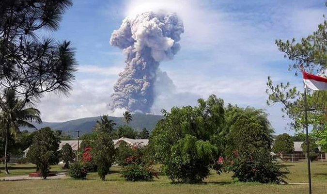 Y por si fuera poco… Entra en erupción el volcán Soputan en la isla indonesia de Célebes