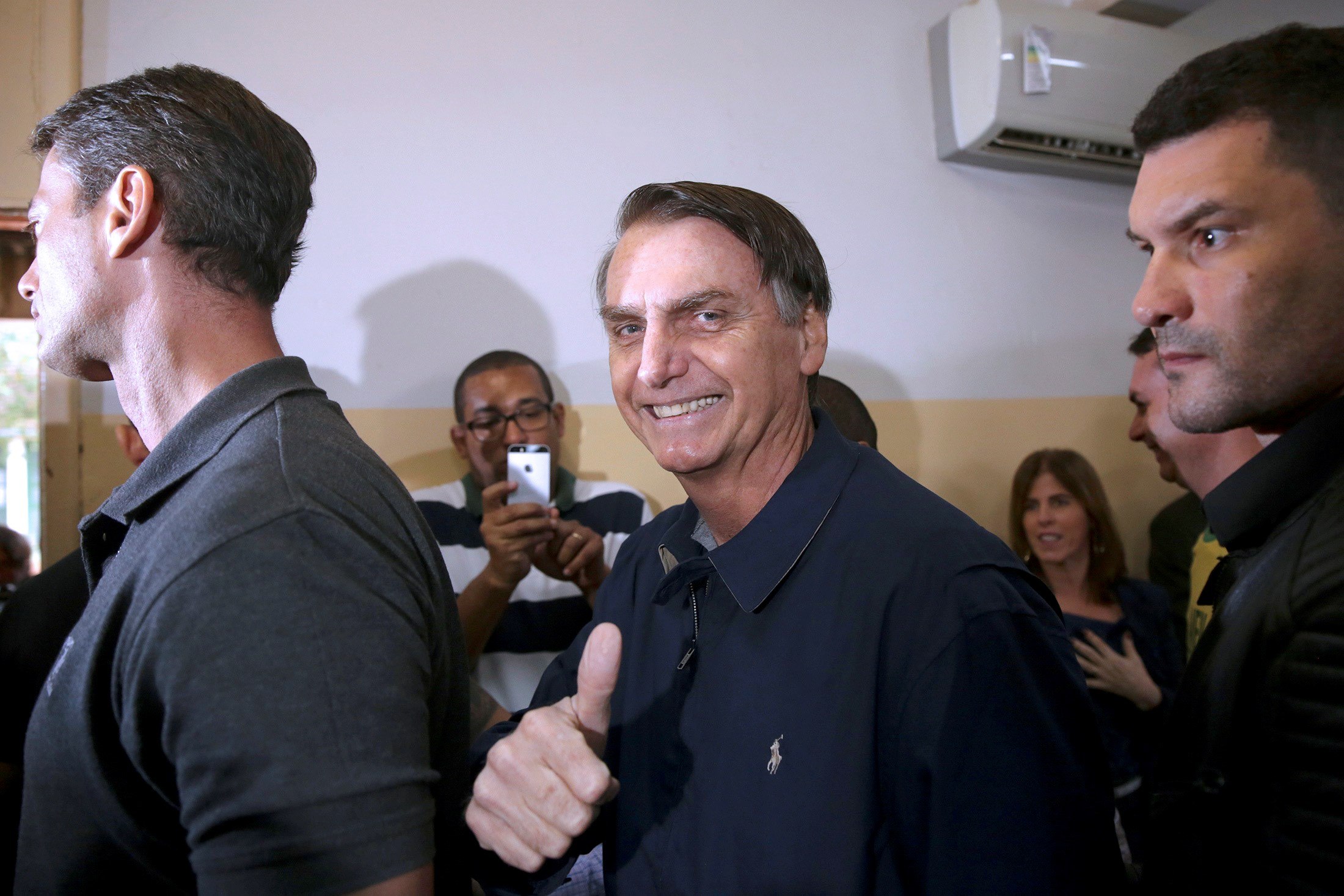 Jair Bolsonaro vota en Brasil con chaleco antibalas y confía en que no necesitará ir a una segunda vuelta