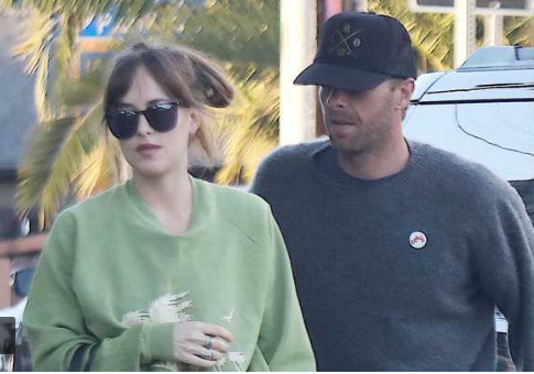 Chris Martin y Dakota Johnson en espera de su primer hijo