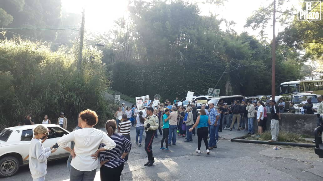 Vecinos trancaron carretera Baruta-El Placer en protesta por falta de agua #30Oct