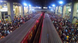 Reportan retraso en el Metro de Caracas #22Oct (fotos y video)