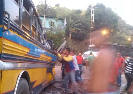 Varios heridos tras accidente de autobús en Aragua #30Oct