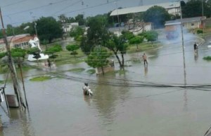 Vecinos de Cabimas atentos tras inundación por fuertes lluvias