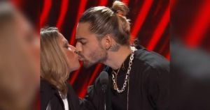 Maluma y la doctora Polo se dieron tremendo beso en los Latin AMAs 2018 (Video)