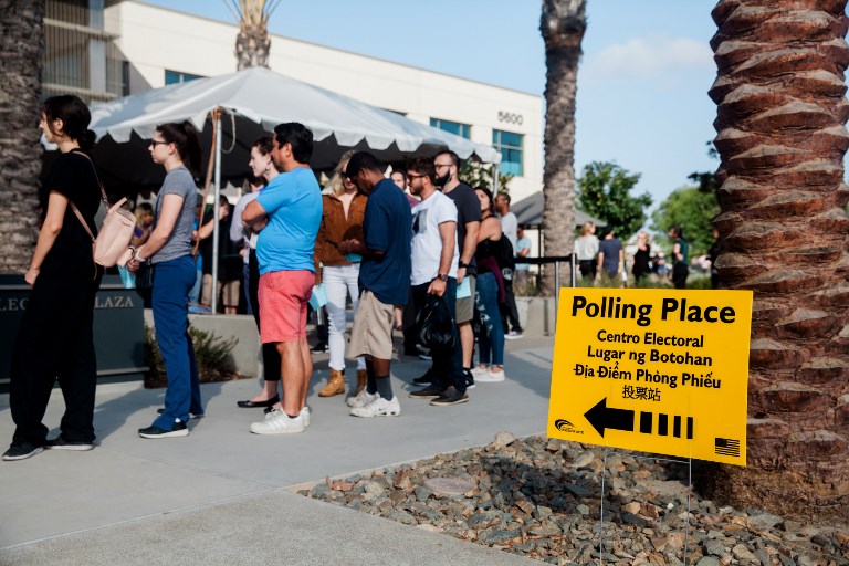 Cierran primeras mesas de votación en elecciones de medio mandato en EEUU