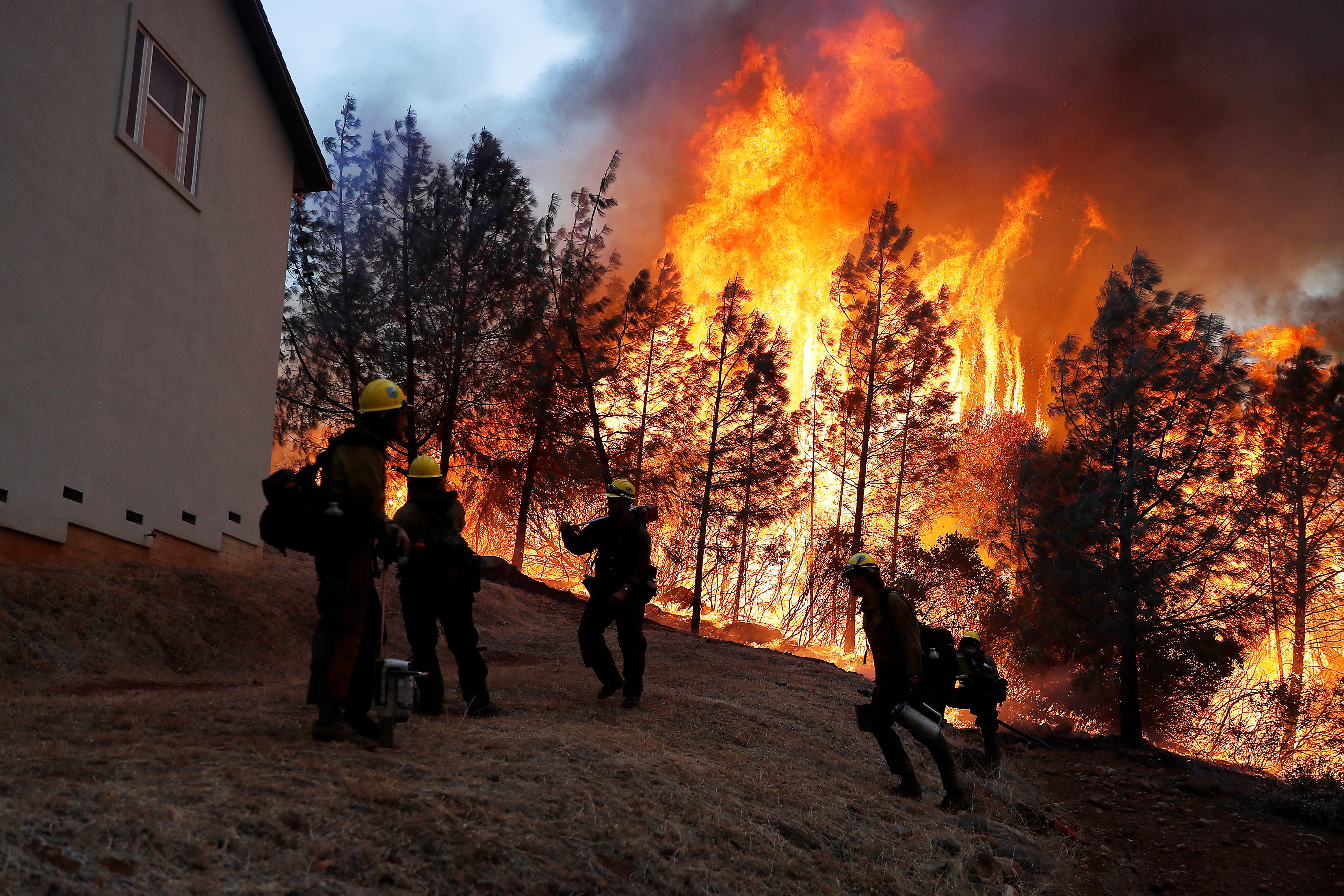 Incendio forestal en norte de California deja ciudad en ruinas y provoca huida de miles de personas
