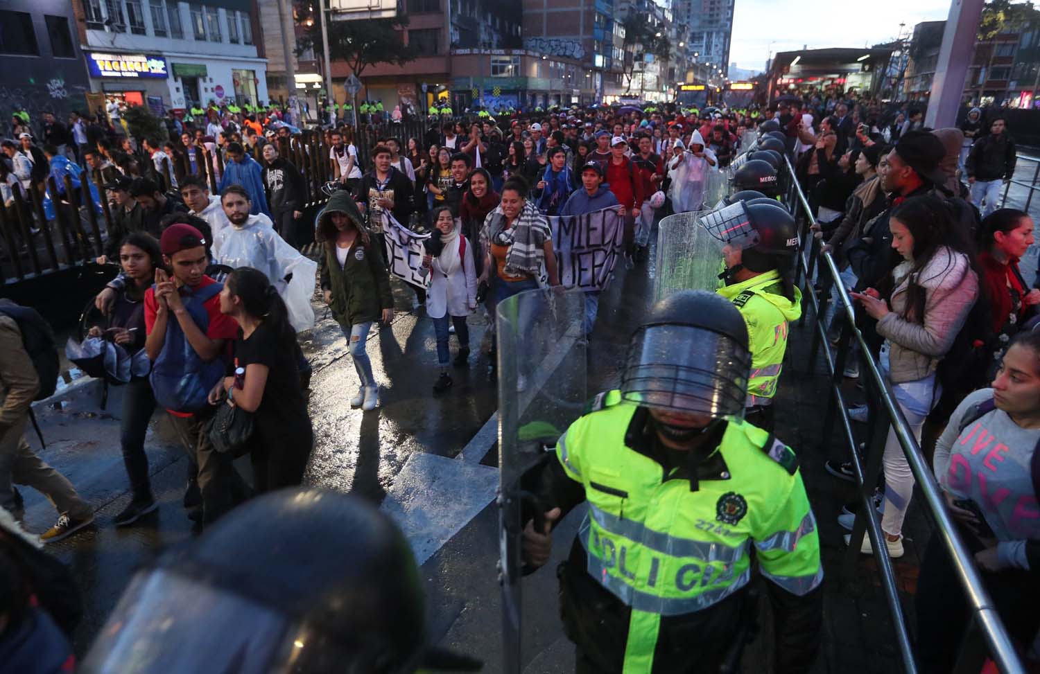 Al menos ocho policías heridos en violentas protestas de estudiantes en Bogotá (Fotos)