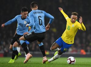 Neymar sella victoria de Brasil sobre Uruguay con un polémico penal