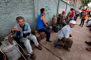 Hasta mil bolívares cobran por una bombona de gas en Caracas