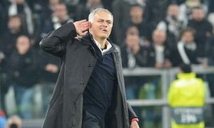 El polémico gesto de José Mourinho tras el triunfo del Manchester United sobre la Juventus (Video)