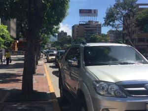 Largas colas para echar gasolina en Caracas y otras ciudades del país #2Nov (Fotos y video)