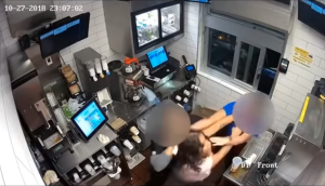 Mujer atacó a empleados de un McDonald’s por no tener kétchup (Video)