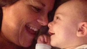 El bebé que siempre sonreía en realidad tenía un raro tumor cerebral