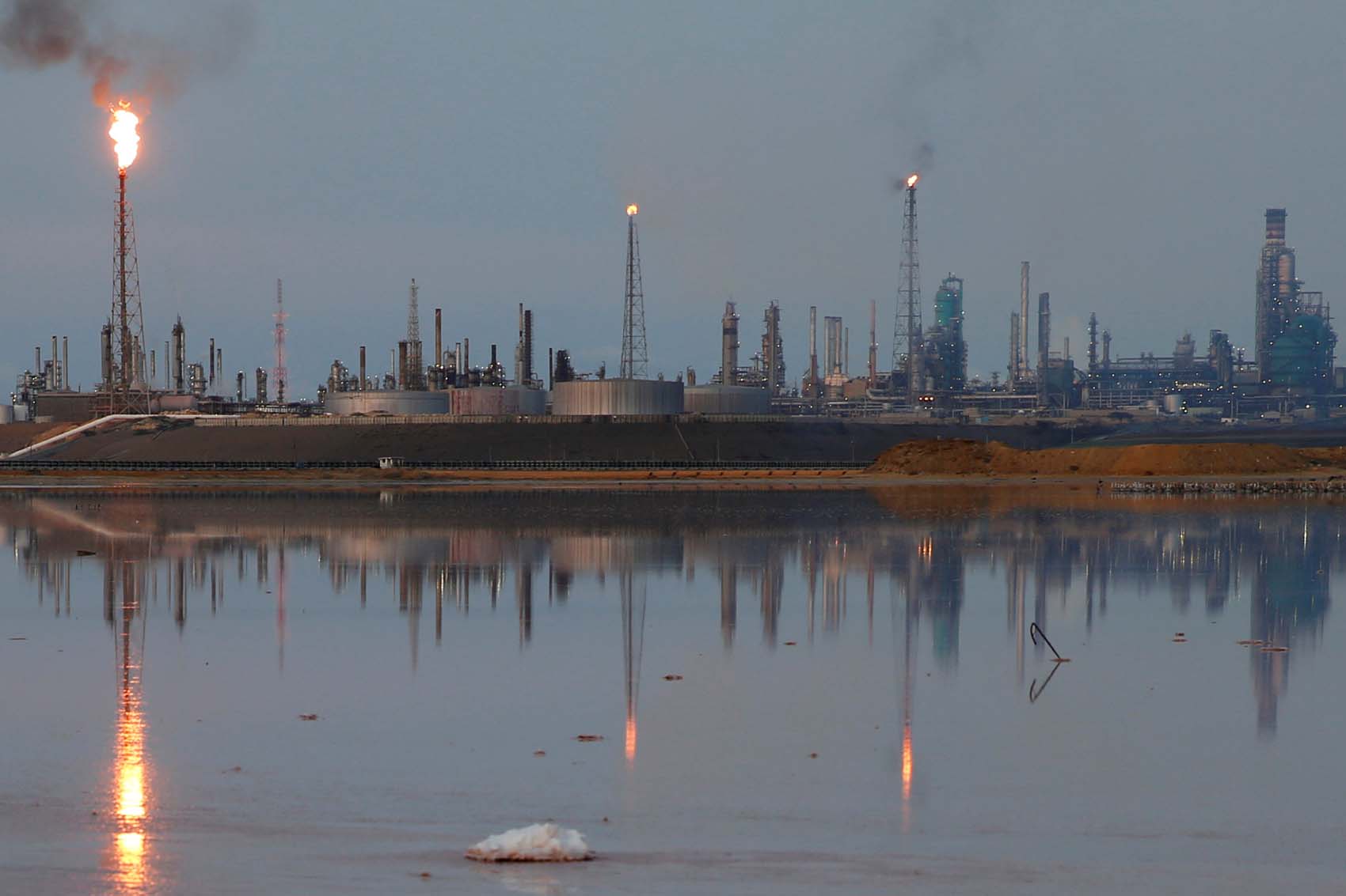 Pdvsa busca comprar gasolina y vender petróleo, mientras su refinerías apenas funcionan