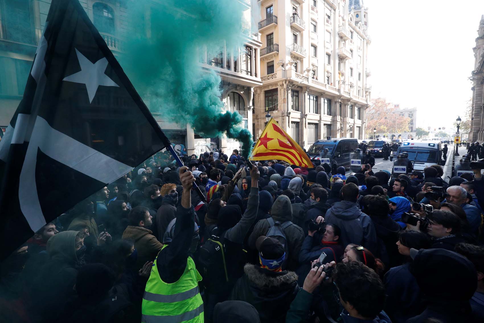 Carreteras trancadas en Cataluña en protesta por reunión de Consejo de Ministros en Barcelona (fotos)