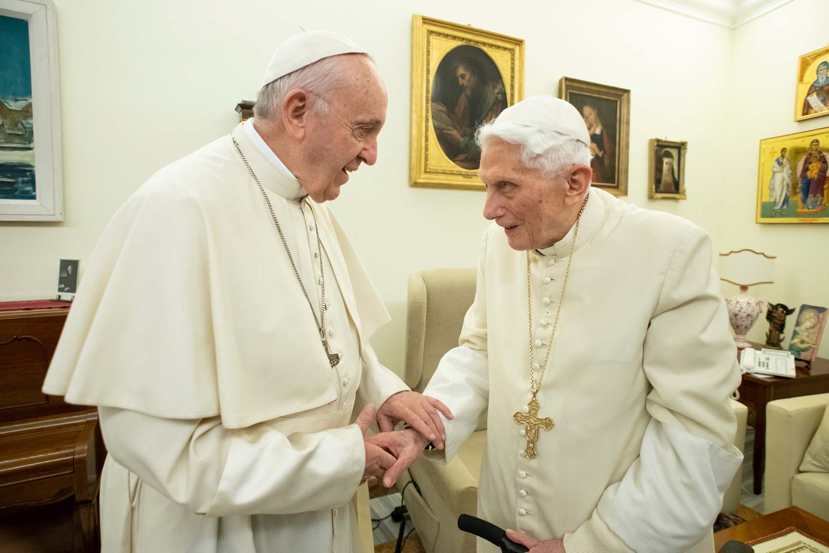 El papa Francisco pidió rezar por su predecesor, Benedicto XVI: Está muy enfermo