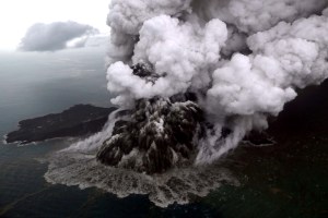 Indonesia investiga el desplome del volcán Anak Krakatau