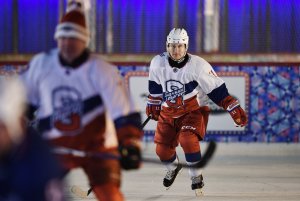 Putin despide al año jugando al hockey en la Plaza Roja (Fotos)