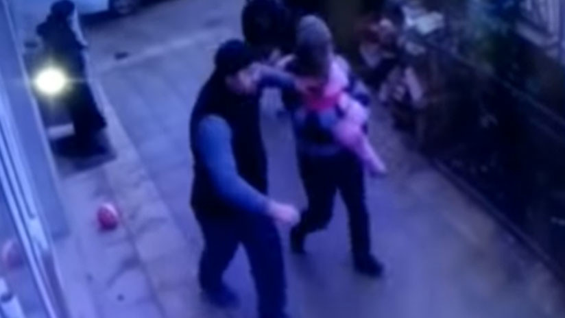 Una niña de 5 años cae de un quinto piso… a los brazos de dos peatones (Video)