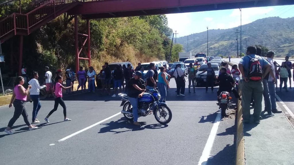 Habitantes de El Limón protestan en la autopista Caracas – La Guaira exigiendo entrega de pernil #18Dic