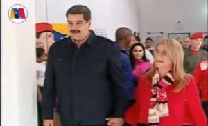 ¿Durmiendo como un bebé? Maduro salió a votar al solitario colegio de Catia (3:36 pm) #9Dic 