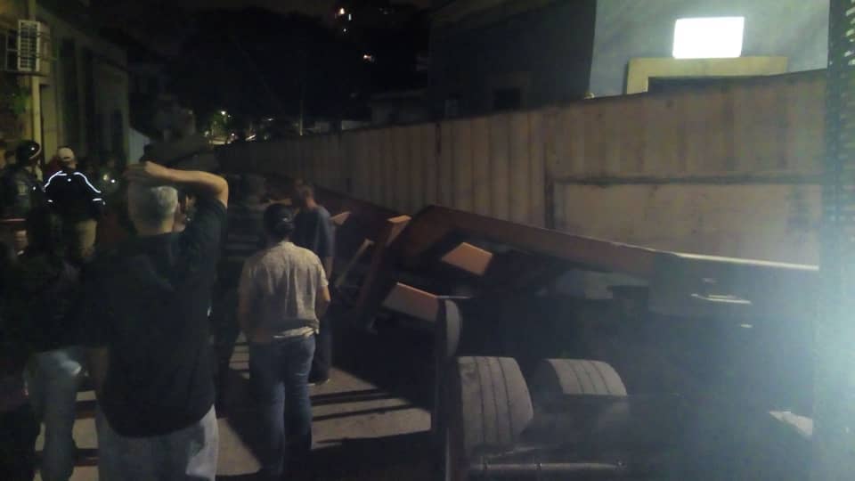 El pernil llegó a La Pastora a trompicones… la gandola perdió la carga (Fotos)