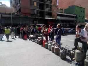 Vecinos de La Candelaria protestan con bombonas en mano tras la falta de gas #29Dic (Foto y Videos)