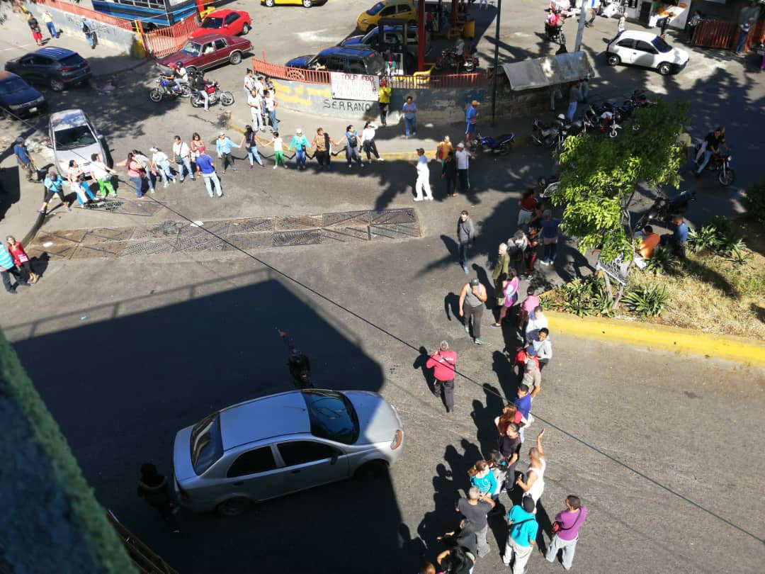 Vecinos de Catia trancan la calle para exigir el pernil navideño #29Dic (fotos y video)
