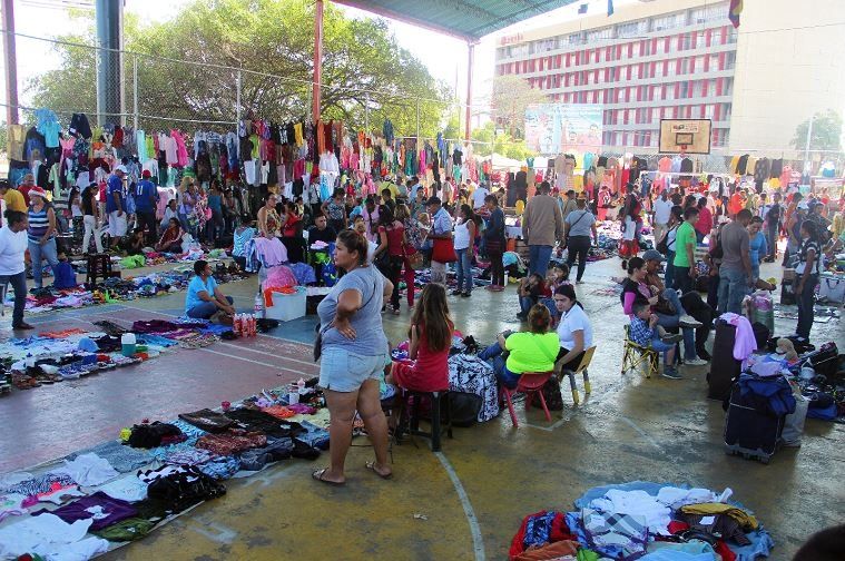 Compradores y mirones inundan coroteras y malls de Zulia en busca de regalos navideños