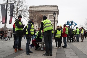 El séptimo sábado de protestas de los “chalecos amarillos” arrancó desinflado