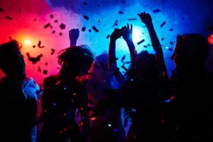 A partir de junio: Los ciudadanos podrán ir a las discotecas de Suiza… Con un carnet Covid